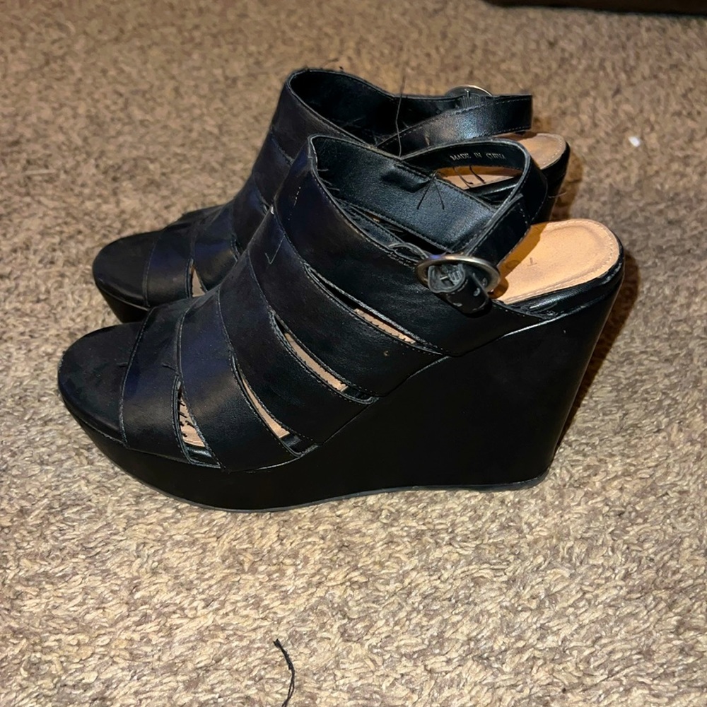 Black wedges
